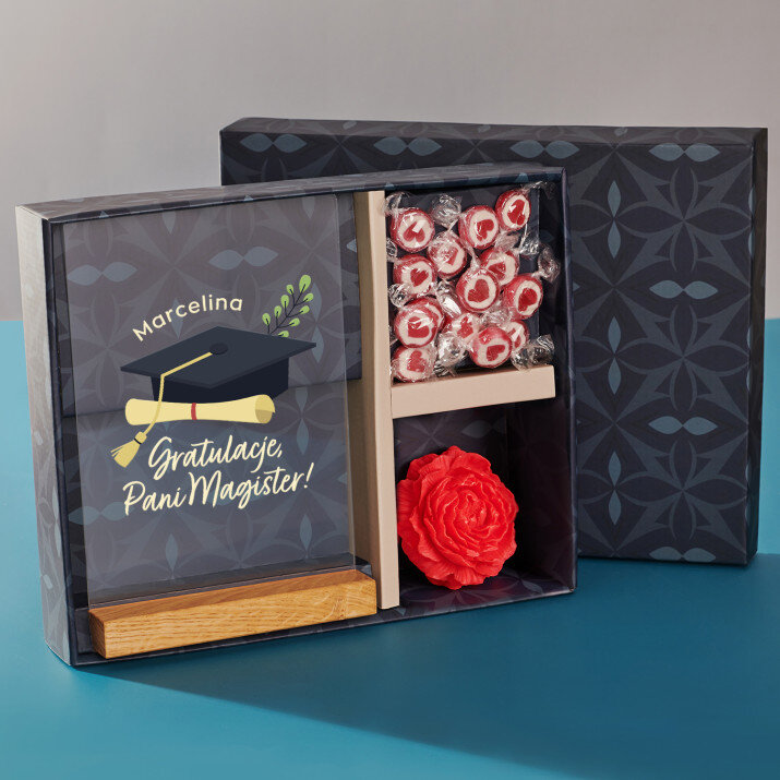 Zestaw prezentowy dla pani magister z wydrukiem na szkle i cukierkami