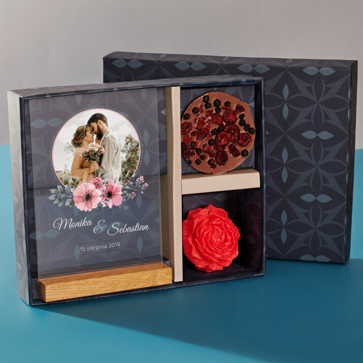 Zestaw prezentowy dla pary młodej z wydrukiem na szkle i czekoladą