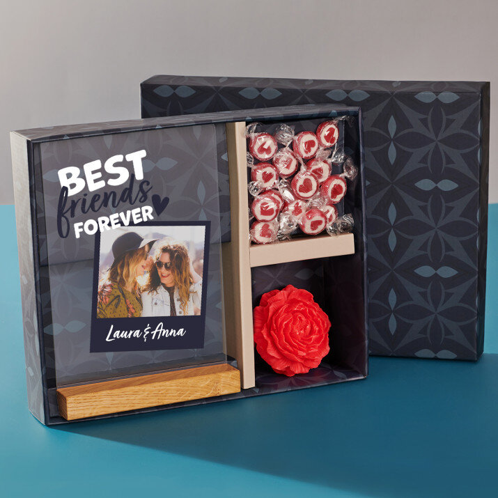 Zestaw prezentowy dla przyjaciółki z wydrukiem na szkle i cukierkami Zestaw prezentowy dla przyjaciółki z wydrukiem na szkle i cukierkami