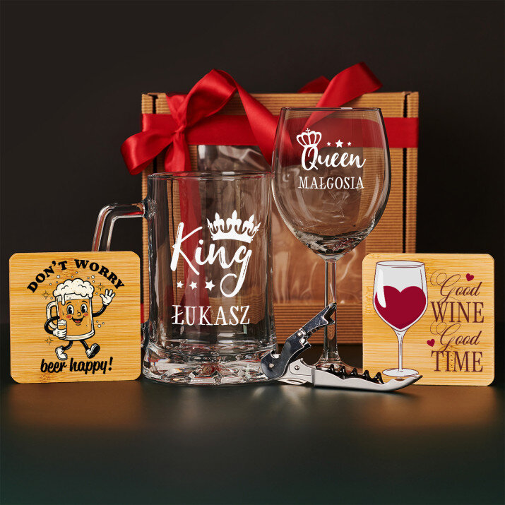 Zestaw prezentowy dla zakochanych 2 z kieliszkiem do wina i kuflem Zestaw prezentowy dla zakochanych 2 z kieliszkiem do wina i kuflem