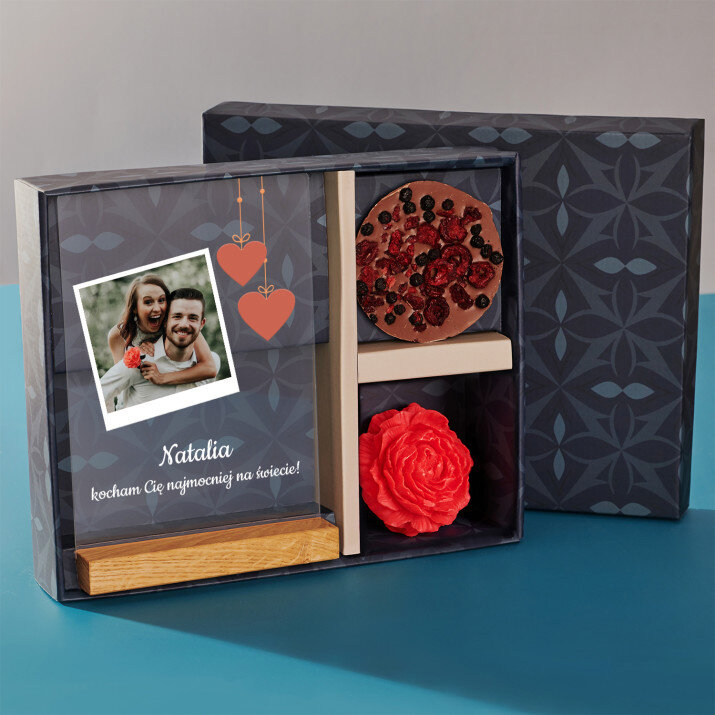 Zestaw prezentowy dla zakochanych z wydrukiem na szkle i czekoladą Zestaw prezentowy dla zakochanych z wydrukiem na szkle i czekoladą