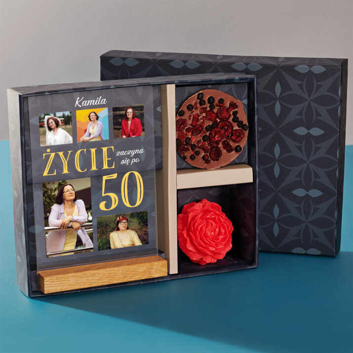 Zestaw prezentowy na 50 urodziny z wydrukiem na szkle i czekoladą Zestaw prezentowy na 50 urodziny z wydrukiem na szkle i czekoladą