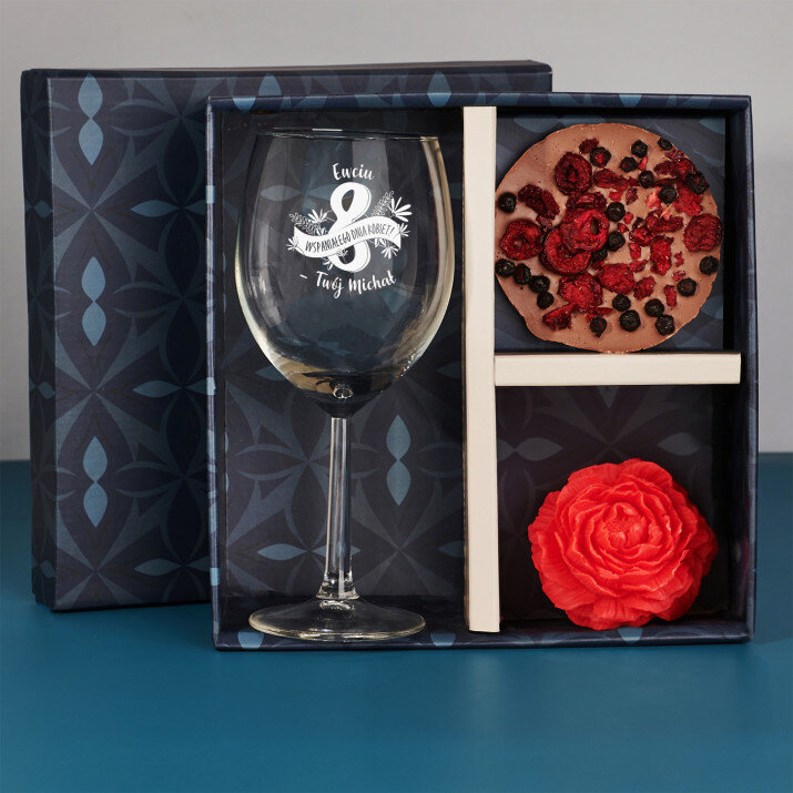 Zestaw prezentowy na dzień kobiet z kieliszkiem do wina Zestaw prezentowy na dzień kobiet z kieliszkiem do wina