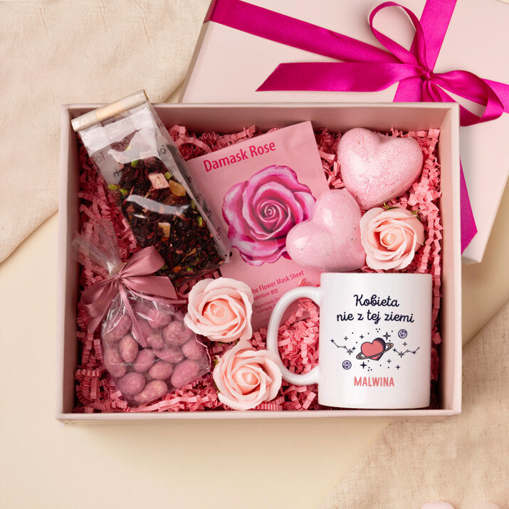 Zestaw prezentowy na dzień kobiet z kubkiem i różanym spa Zestaw prezentowy na dzień kobiet z kubkiem i różanym spa