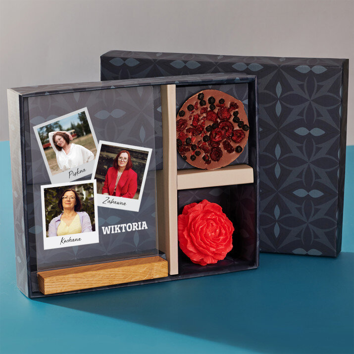 Zestaw prezentowy na dzień kobiet z wydrukiem na szkle i czekoladą Zestaw prezentowy na dzień kobiet z wydrukiem na szkle i czekoladą