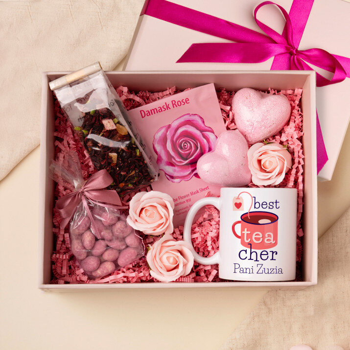 Zestaw prezentowy na dzień nauczyciela z kubkiem i różanym spa Zestaw prezentowy na dzień nauczyciela z kubkiem i różanym spa