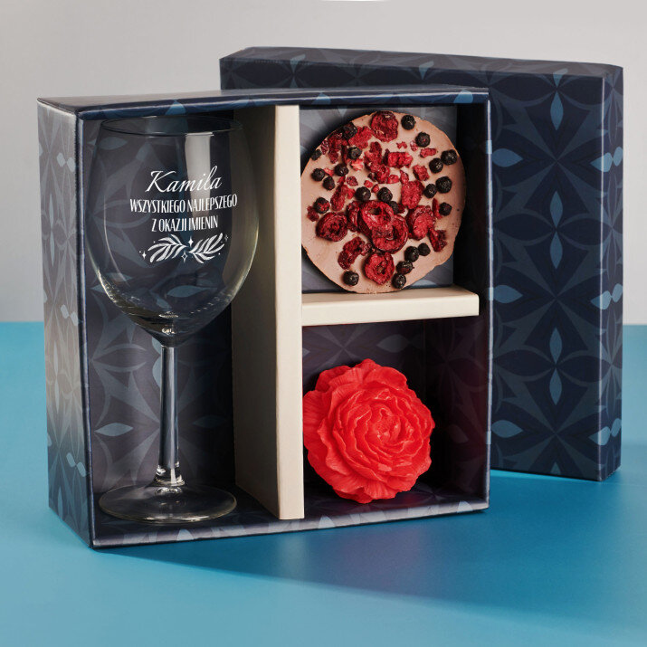 Zestaw prezentowy na imieniny z kieliszkiem do wina Zestaw prezentowy na imieniny z kieliszkiem do wina