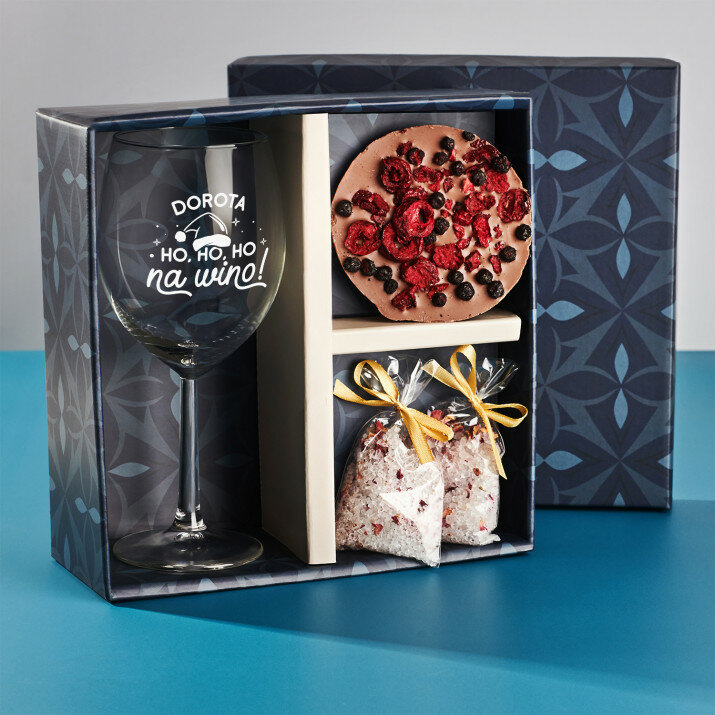 Zestaw prezentowy na mikołajki z kieliszkiem do wina i solami do kąpieli