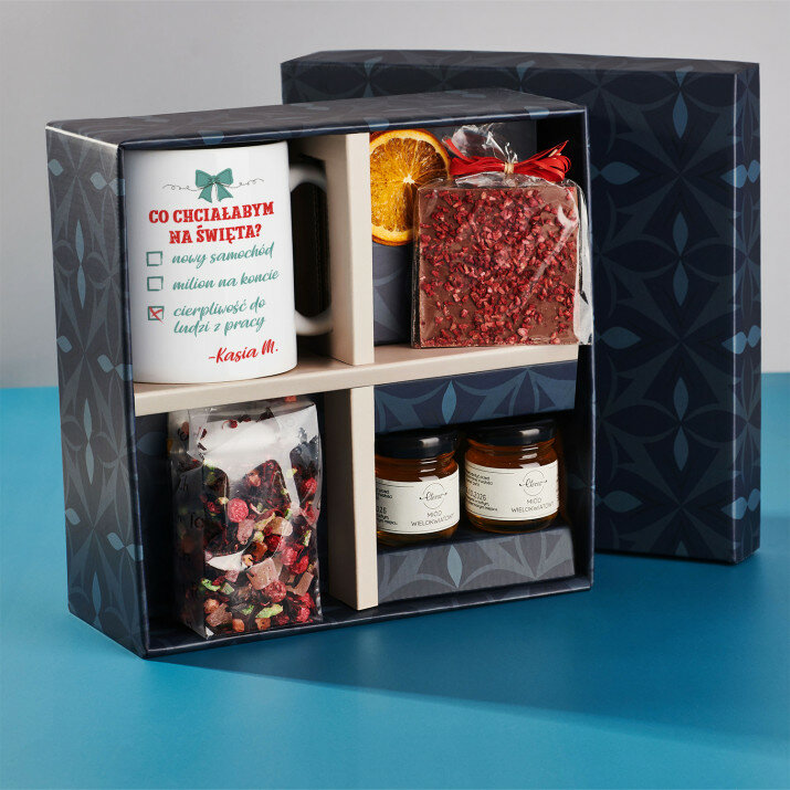 Zestaw prezentowy na święta dla koleżanki z pracy z kubkiem i herbatą Zestaw prezentowy na święta dla koleżanki z pracy z kubkiem i herbatą