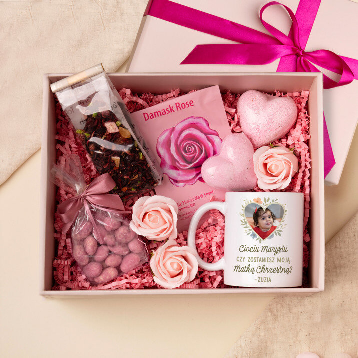 Zestaw prezentowy z prośbą o bycie Chrzestną ze zdjęciem z kubkiem i różanym spa Zestaw prezentowy z prośbą o bycie Chrzestną ze zdjęciem z kubkiem i różanym spa