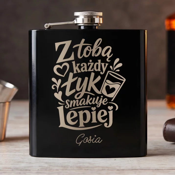 Piersiówka Z Grawerem Na Rocznicę Ślubu Prezent Na Walentynki Dla Kobiety: Dowcipna Elegancja Miłości Piersiówka Z Grawerem Na Rocznicę Ślubu Prezent Na Walentynki Dla Kobiety: Dowcipna Elegancja Miłości