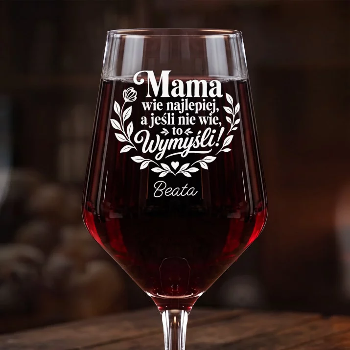 Mega Kieliszek Do Wina z Grawerem Na Dzień Matki Prezent Dla Mamy Kobiety: Mama Wie Najlepiej Mega Kieliszek Do Wina z Grawerem Na Dzień Matki Prezent Dla Mamy Kobiety: Mama Wie Najlepiej