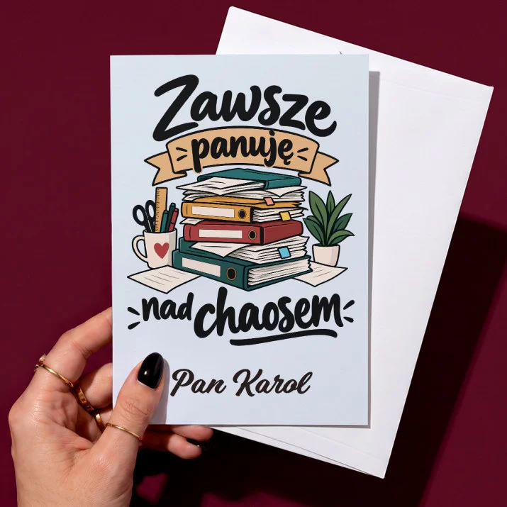 Kartka Personalizowana Dla Wychowawcy Prezent Na Dzień Nauczyciela Dla Mężczyzny: Zawsze Panuję Nad Chaosem Kartka Personalizowana Dla Wychowawcy Prezent Na Dzień Nauczyciela Dla Mężczyzny: Zawsze Panuję Nad Chaosem