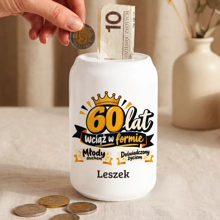 Skarbonka Dla 60 Latka Prezent Na 60 Urodziny Dla Mężczyzny: 60 Lat, Wciąż W Formie Skarbonka Dla 60 Latka Prezent Na 60 Urodziny Dla Mężczyzny: 60 Lat, Wciąż W Formie