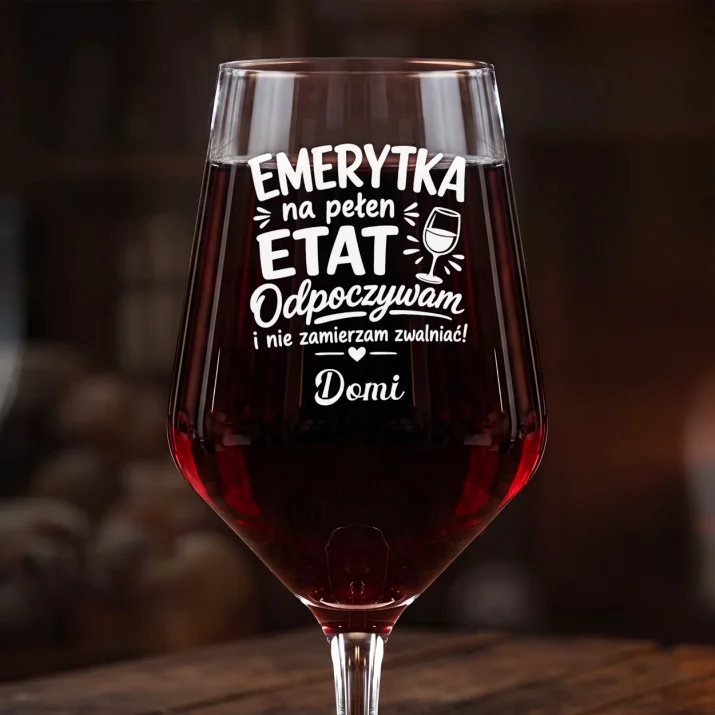 Mega Kieliszek Do Wina z Grawerem Dla Emerytki Prezent Na Emeryturę Dla Kobiety: Emerytka Na Pełen Etat Mega Kieliszek Do Wina z Grawerem Dla Emerytki Prezent Na Emeryturę Dla Kobiety: Emerytka Na Pełen Etat
