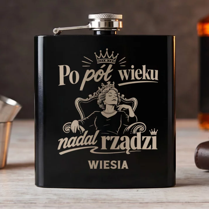 Piersiówka z Grawerem Na 50 Rocznicę Ślubu Prezent Dla Kobiety: Po Pół Wieku Nadal Rządzi Piersiówka z Grawerem Na 50 Rocznicę Ślubu Prezent Dla Kobiety: Po Pół Wieku Nadal Rządzi