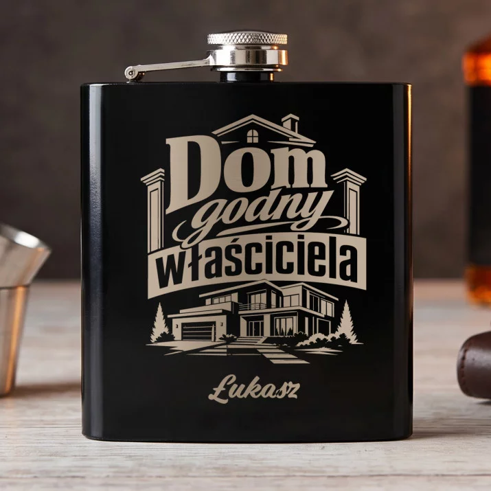 Piersiówka z Grawerem Na Nowy Dom Prezent Dla Mężczyzny: Dom Godny Właściciela Piersiówka z Grawerem Na Nowy Dom Prezent Dla Mężczyzny: Dom Godny Właściciela
