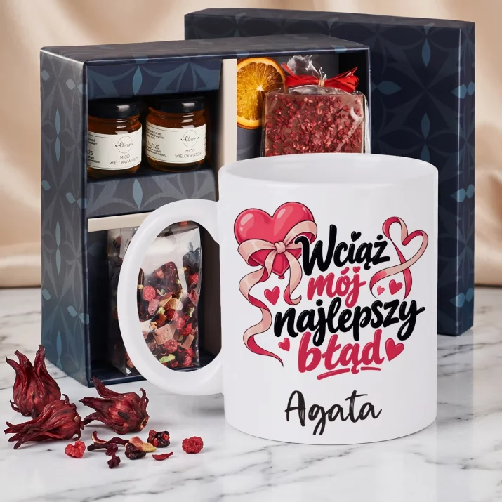 Zestaw Prezentowy z Kubkiem Na Rocznicę Związku Na Walentynki Dla Kobiety: Wciąż Mój Najlepszy Błąd Zestaw Prezentowy z Kubkiem Na Rocznicę Związku Na Walentynki Dla Kobiety: Wciąż Mój Najlepszy Błąd