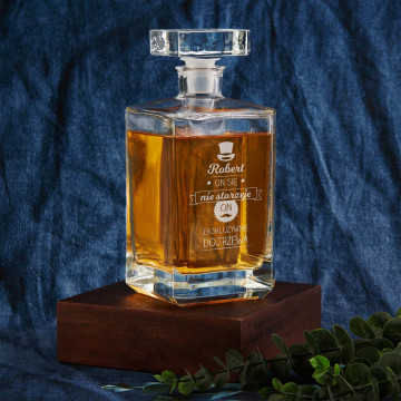 On się nie starzeje - Grawerowana karafka do whisky 0,7l