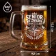 Zestaw Prezentowy Kufel Dla Seniora Prezent Dla Mężczyzny: Senior Wyznacza Kurs Zestaw Prezentowy Kufel Dla Seniora Prezent Dla Mężczyzny: Senior Wyznacza Kurs