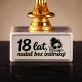 Statuetka Z Grawerem Na 18 Prezent Dla Kobiety: 18 Lat, Nadal Bez Instrukcji