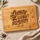 Deska Do Krojenia z Grawerem Dla 50 Latka Prezent Na 50 Urodziny Dla Mężczyzny: Lepszy Z Każdym Rokiem Deska Do Krojenia z Grawerem Dla 50 Latka Prezent Na 50 Urodziny Dla Mężczyzny: Lepszy Z Każdym Rokiem