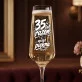 Kieliszek Do Szampana Z Grawerem Na 35 Rocznice Ślubu Prezent Na Walentynki Dla Kobiety: Dojrzewająca Elegancja Kieliszek Do Szampana Z Grawerem Na 35 Rocznice Ślubu Prezent Na Walentynki Dla Kobiety: Dojrzewająca Elegancja