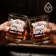 Zestaw Prezentowy Whisky Na Nowy Dom Dla Pary: Dwa Kubki, Jedno Łóżko Zestaw Prezentowy Whisky Na Nowy Dom Dla Pary: Dwa Kubki, Jedno Łóżko