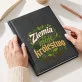 Kalendarz Książkowy A5 2027 Dla Ogrodnika Prezent Dla Mężczyzny: Manifest Ogrodnika Kalendarz Książkowy A5 2027 Dla Ogrodnika Prezent Dla Mężczyzny: Manifest Ogrodnika