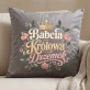 Poduszka Dekoracyjna Dla Babci Prezent Na Dzień Babci Dla Kobiety: Babcia - Królowa Drzemek Poduszka Dekoracyjna Dla Babci Prezent Na Dzień Babci Dla Kobiety: Babcia - Królowa Drzemek