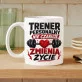 Kubek Z Nadrukiem Dla Trenera Personalnego Prezent Dla Mężczyzny: Trener Zmienia Życie Kubek Z Nadrukiem Dla Trenera Personalnego Prezent Dla Mężczyzny: Trener Zmienia Życie