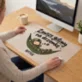Podkładka Na Biurko 40x60cm Dla Żołnierza Prezent Na Przysięgę Wojskową Dla Mężczyzny: Zawsze Gotowy Na Drzemkę Podkładka Na Biurko 40x60cm Dla Żołnierza Prezent Na Przysięgę Wojskową Dla Mężczyzny: Zawsze Gotowy Na Drzemkę