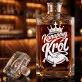 Karafka Do Whisky z Grawerem Dla Domatora Prezent: Domatorski Dowcip Karafka Do Whisky z Grawerem Dla Domatora Prezent: Domatorski Dowcip