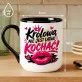 Kubek Z Nadrukiem Dla Ukochanej Prezent Na Walentynki Dla Kobiety: Królową Nie Jest Łatwo Kochać Kubek Z Nadrukiem Dla Ukochanej Prezent Na Walentynki Dla Kobiety: Królową Nie Jest Łatwo Kochać