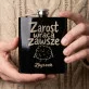 Piersiówka Z Grawerem Dla Barbera Prezent Dla Mężczyzny: Zarost Wraca Zawsze Piersiówka Z Grawerem Dla Barbera Prezent Dla Mężczyzny: Zarost Wraca Zawsze