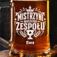 Kufel Personalizowany Dla Pracownicy Prezent Dla Kobiety: Mistrzyni Naszego Zespołu Kufel Personalizowany Dla Pracownicy Prezent Dla Kobiety: Mistrzyni Naszego Zespołu