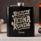 Piersiówka z Grawerem Dla Gracza Prezent Dla Mężczyzny: Jeszcze Tylko Jedna Runda Piersiówka z Grawerem Dla Gracza Prezent Dla Mężczyzny: Jeszcze Tylko Jedna Runda