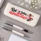 Zestaw Pióro i Długopis w Etui Na 1 Rocznicę Ślubu Prezent Dla Kobiety: Rok Z Przymrużeniem Oka