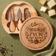 Deska Do Serów Z Grawerem Na 40 Urodziny Prezent Dla Kobiety: Świat Serowych Smaków Deska Do Serów Z Grawerem Na 40 Urodziny Prezent Dla Kobiety: Świat Serowych Smaków