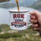 Kubek Emaliowany Na Pierwszą Rocznicę Ślubu Prezent Na Walentynki Dla Kobiety: Zabawna Typografia Kubek Emaliowany Na Pierwszą Rocznicę Ślubu Prezent Na Walentynki Dla Kobiety: Zabawna Typografia