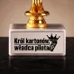 Statuetka Z Grawerem Na Parapetówkę Prezent Dla Mężczyzny: Król Kartonów, Władca Pilota