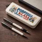 Zestaw Pióro i Długopis w Etui Dla Nauczyciela Prezent Na Dzień Nauczyciela Dla Mężczyzny: Typograficzny Humor Zestaw Pióro i Długopis w Etui Dla Nauczyciela Prezent Na Dzień Nauczyciela Dla Mężczyzny: Typograficzny Humor