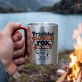 Kubek Metalowy z Karabińczykiem Na 1 Rocznicę Ślubu Prezent Dla Mężczyzny: Zmęczony Retro Stworek Kubek Metalowy z Karabińczykiem Na 1 Rocznicę Ślubu Prezent Dla Mężczyzny: Zmęczony Retro Stworek