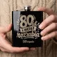 Piersiówka z Grawerem Na 80 Urodziny Prezent Dla 80 Latki Kobiety: 80 Lat I Wciąż Rozrabia Piersiówka z Grawerem Na 80 Urodziny Prezent Dla 80 Latki Kobiety: 80 Lat I Wciąż Rozrabia