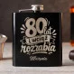 Piersiówka z Grawerem Na 80 Urodziny Prezent Dla 80 Latki Kobiety: 80 Lat I Wciąż Rozrabia Piersiówka z Grawerem Na 80 Urodziny Prezent Dla 80 Latki Kobiety: 80 Lat I Wciąż Rozrabia