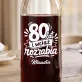 Karafka Do Wina Personalizowana Na 80 Urodziny Prezent Dla 80 Latki Kobiety: 80 Lat I Wciąż Rozrabia Karafka Do Wina Personalizowana Na 80 Urodziny Prezent Dla 80 Latki Kobiety: 80 Lat I Wciąż Rozrabia