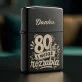 Zapalniczka z Grawerem Na 80 Urodziny Prezent Dla 80 Latki Kobiety: 80 Lat I Wciąż Rozrabia