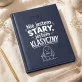 Kalendarz Książkowy A5 2027 Na 75 Urodziny Prezent Dla 75 Latka Mężczyzny: Ironiczna Klasyka Kalendarz Książkowy A5 2027 Na 75 Urodziny Prezent Dla 75 Latka Mężczyzny: Ironiczna Klasyka