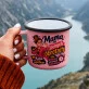 Kubek Emaliowany Dla Matki Prezent Na Dzień Mamy Dla Kobiety: Humorystyczna Mama Z Kawą Kubek Emaliowany Dla Matki Prezent Na Dzień Mamy Dla Kobiety: Humorystyczna Mama Z Kawą