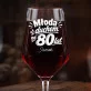Mega Kieliszek Do Wina z Grawerem Dla 80 Latka Prezent Na 80 Urodziny Dla Mężczyzny: Młoda Duchem Od 80 Lat